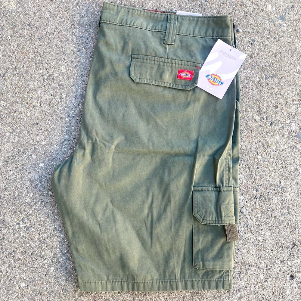 Dickies Womens Shorts Size 18 Army Green Cargo Relaxed Fit 11” Inseam Mid NWT